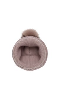 Cappello a maglia in rosa tenue con un pon pon soffice sulla sommità, caratterizzato da un design a coste e un delicato motivo a trecce lungo il bordo.