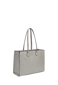 Sac fourre-tout en cuir gris avec une forme plate, deux longues poignées et des coutures noires contrastantes. Il dispose d'une fermeture éclair et d'une texture lisse.