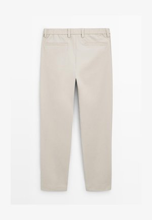 Pantaloni beige a gamba dritta con vita elasticizzata e due tasche a filetto posteriori, mostrati da dietro su sfondo bianco.