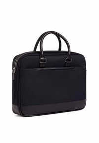 Borsa per laptop nera con esterno sintetico, dettagli in pelle, manici superiori e chiusura con zip. Include una tasca frontale e una forma rettangolare elegante.
