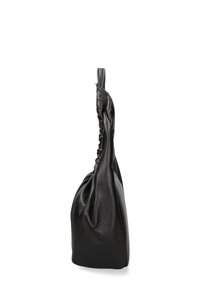 Borsa in pelle nera con una forma morbida e floscia. Presenta una maniglia arricciata, una texture liscia e un design minimalista, adatta per un uso casual.