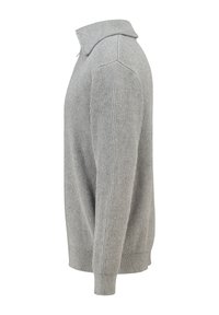 Suéter de polo de manga larga gris con textura ribeteada, que presenta un cuello doblado y puños ajustados. Tejido ligero y texturizado con una silueta estilizada.