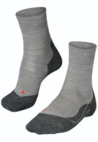 Calcetines tobilleros grises con una zona de punta más oscura. Presentan un puño acanalado y un pequeño logo rojo en cada calcetín. Están hechos de una tela suave y texturizada.