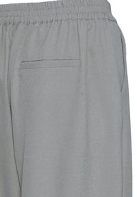 Lysegrå bukser med delvist elastisk taljebånd, sidelommer og en baglomme med fladt åbning. Glat stoftekstur.