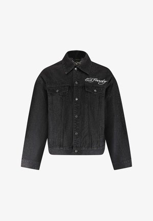 Musta farkkutakki, jossa on kauluksellinen kaula-aukko, kaksi rintataskua ja nappikiinnitys. Huomattava valkoinen brodeerattu logo edessä.