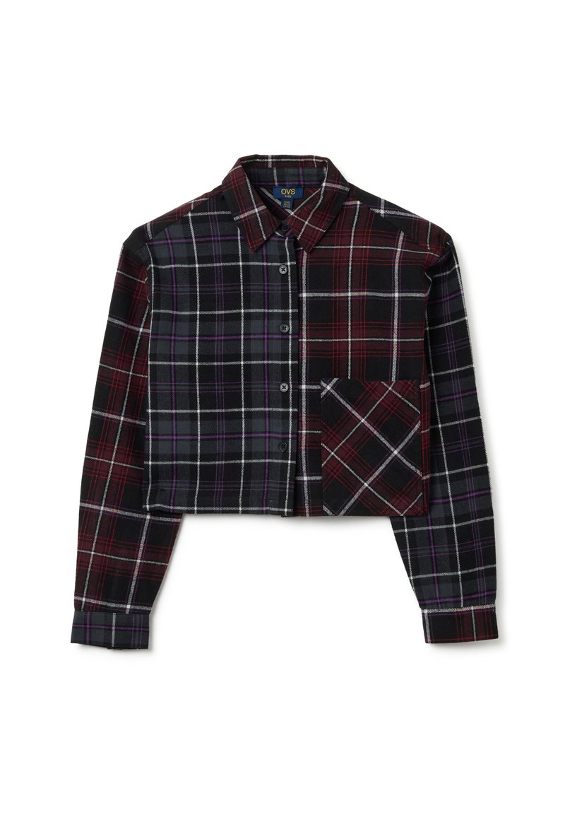 Camicia in flanella a maniche corte, a quadri neri, rossi e viola. Presenta una chiusura con bottoni e una tasca frontale. Il materiale appare morbido e texturizzato.