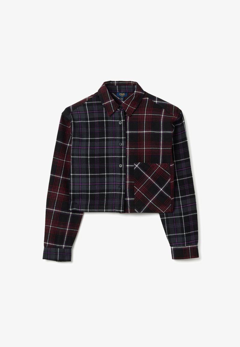 Camicia in flanella a maniche corte, a quadri neri, rossi e viola. Presenta una chiusura con bottoni e una tasca frontale. Il materiale appare morbido e texturizzato.