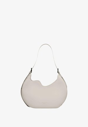 Borsa in pelle color crema con silhouette curva, tracolla regolabile e texture liscia. Presenta un design minimalista e senza accessori visibili.
