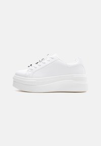 Sneakers - white