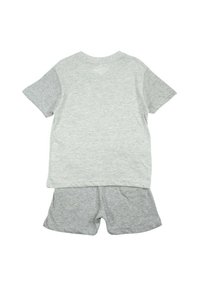 T-shirt gris à manches courtes avec un col rond, associé à un short assorti, fabriqué en tissu doux et léger. Design simple, sans motifs.