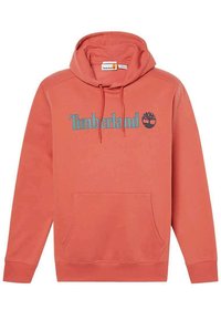 Hoodie corail en mélange de coton avec une poche kangourou à l'avant. Présente le logo 'Timberland' en bleu et un emblème d'arbre. Capuche avec cordon de serrage ajustable.