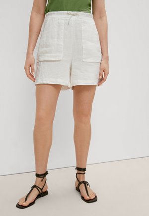 Shorts en mélange de lin couleur blanc cassé avec deux poches avant, une taille élastique à cordon et une coupe décontractée. Assortis à des sandales noires à lanières.