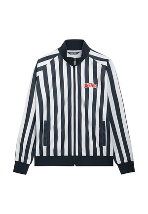 Schwarz-weiß gestreifte Jacke mit Reißverschluss in vertikalen Streifen, „UNFAIR“ in Rot auf der linken Brust, schwarzer Kragen, Bündchen und Bund, zwei Fronttaschen.