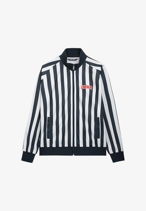 Schwarz-weiß gestreifte Jacke mit Reißverschluss in vertikalen Streifen, „UNFAIR“ in Rot auf der linken Brust, schwarzer Kragen, Bündchen und Bund, zwei Fronttaschen.