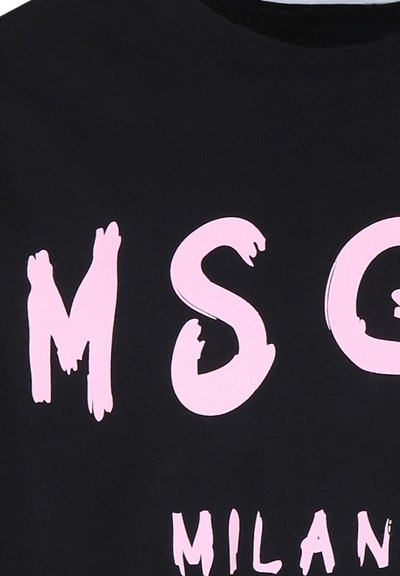 T-shirt nera in cotone con lettering in stile pennellata oversize di colore rosa chiaro che scrive "MSG MILAN" sulla parte anteriore.
