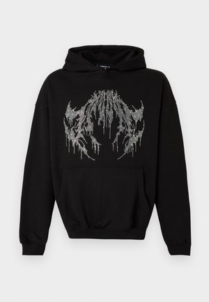 Zwarte hoodie met zilveren strasssteenontwerp van druipende klauw aan de voorkant en een voorvak, weergegeven op een witte achtergrond.