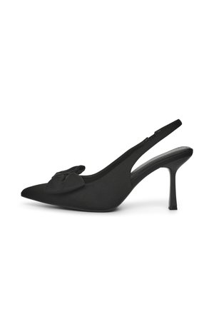 Talons aiguilles en satin noir avec bout pointu, talon stiletto de 7,5 cm et détail de nœud à l'avant. Texture lisse et design minimaliste.