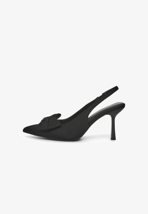 Talons aiguilles en satin noir avec bout pointu, talon stiletto de 7,5 cm et détail de nœud à l'avant. Texture lisse et design minimaliste.
