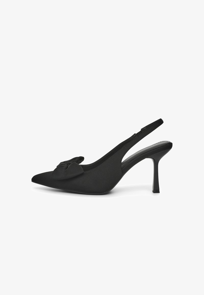 Schwarze Satin Slingback-Pumps mit spitzer Zehenform, 7,5 cm Stiletto-Absatz und vorderer Schleifenoption. Glatte Textur und minimalistisches Design.