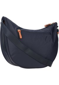 Borsa a tracolla in nylon blu navy con forma curva, dotata di chiusura con zip e dettagli in pelle color cuoio, e una comoda tracolla regolabile larga.