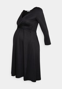 Vestido de maternidade preto com mangas longas, decote em V, detalhe de tecido franzido no busto e uma saia em A fluida. Textura suave.