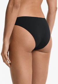 Svarta bikiniunderdelar i elastiskt material, med en högskuren design och slät yta. Enkla sömmar längs kanterna.