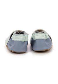 Chaussures à enfiler en cuir souple, de couleur vert menthe et bleu clair, dotées d'une semelle flexible et de détails de couture discrets pour un confort et une facilité d'enfilage.