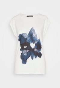 Camiseta blanca de manga corta con un diseño floral en acuarela azul en el frontal. Tejido de algodón suave con un corte relajado.