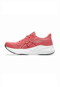 Roze sportieve schoen met een gestructureerde bovenkant, witte tussenzool en een zwarte rubberen zool. Bevat rode en gouden accenten in het ontwerp.