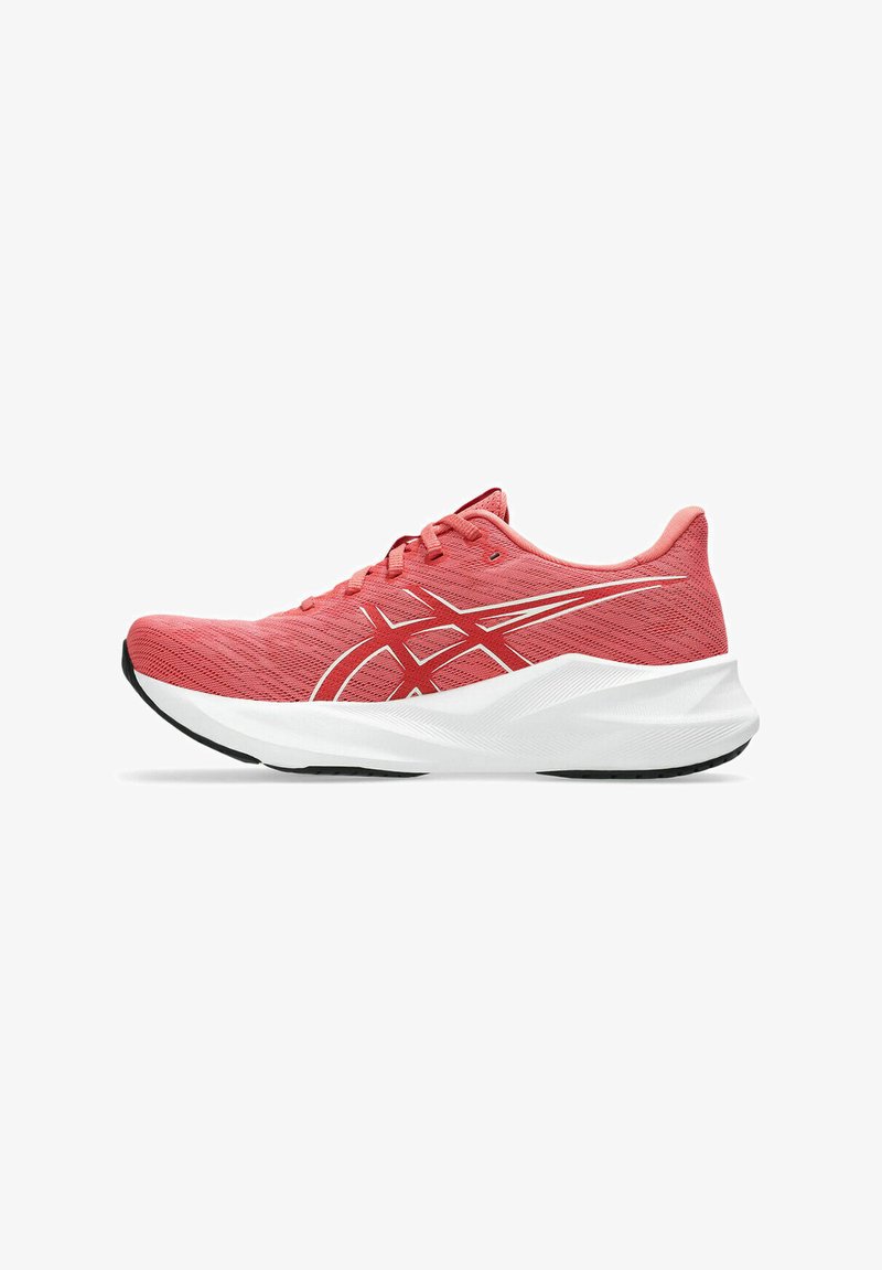 Roze sportieve schoen met een gestructureerde bovenkant, witte tussenzool en een zwarte rubberen zool. Bevat rode en gouden accenten in het ontwerp.