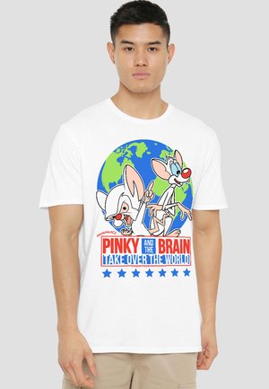 Man wearing white T-shirt with cartoon characters Pinky and The Brain in front of a globe and text "Take Over The World."