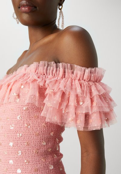 Rožinė off-the-shoulder suknelė. Papuošta sluoksniuotais tiulio volanais ir sequinų. Tvirtai prigludusi liemenė su tekstūruota detale.