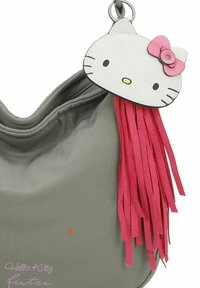 Borsa di tessuto grigia con un attacco del personaggio di Hello Kitty, dotata di un fiocco rosa e frange. Accentuata da piccole stelle arancioni sulla superficie.