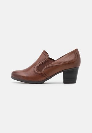 Chaussure pour femmes en cuir marron avec bout arrondi, panneaux latéraux élastiques et talon bloc moyen empilé.