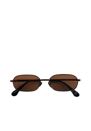 Lunettes de soleil rectangulaires fines avec verres marron foncé et monture métallique fine sur fond blanc.