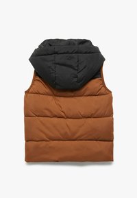 Padded bezrękawnik z czarnym kapturem i brązowym korpusem. Posiada pikowany wzór z poziomymi szwami i gładką fakturą.