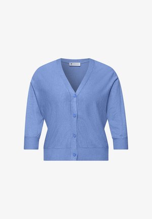 Lichtblauwe cardigan met knopen, V-hals en driekwartmouwen, getoond tegen een witte achtergrond.