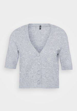 Lys grå cardigan med korte ermer, V-hals, frontknapper og pyntet med perle- og rhinesteindetaljer. Myk strikke tekstur.