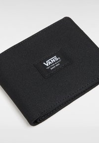 Cartera de tela negra con superficie texturizada, que presenta una etiqueta del logo de Vans cosida y un diseño de plegado por la mitad para un fácil acceso.