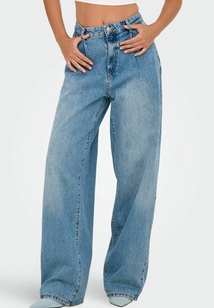 Vaqueros de pernera ancha de color azul claro, hechos de denim, con una cintura alta, cierre de botón y presillas para cinturón. Textura suave con un ajuste relajado.