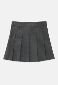 Γκρι πλισέ φούστα από ύφασμα με κάθετες λεπτές ρίγες, με ζώνη στη μέση και δομημένο σχέδιο. Απλή και καθαρή γραμμή.