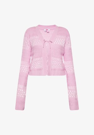 Cardigan court tricoté rose avec manches longues, motif ajouré, bord côte et petite fermeture par nœud papillon à l'encolure avant.
