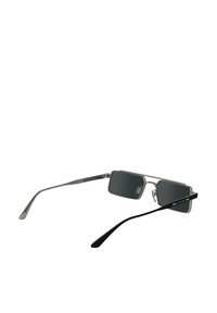 Sunglasses med en metallisk grå ram, rektangulära svarta linser och raka svarta skalmar. Har en detaljerad textur på armarna med varumärke.