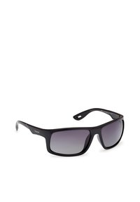 Černé sluneční brýle s obdélníkovým rámem, gradientní tmavě šedé čočky a lesklým povrchem. Na boku mají logo a elegantní design.