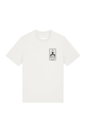 Witte T-shirt met korte mouwen met een klein zwart tarotkaartontwerp waarop een vrouw en een leeuw zijn afgebeeld, met het label "VIII Strength" op de linkerborst.