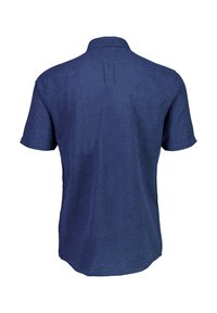 Koszula z krótkim rękawem w ciemnoniebieskim lnianym kolorze, z kołnierzykiem, gładką fakturą i subtelnym wzorem. Z tyłu znajduje się środkowy klin dla lepszego dopasowania.