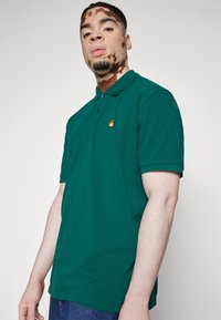 Carhartt WIP CHASE - Polo - chervil/gold