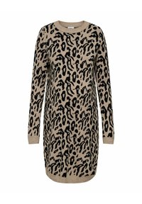 Robe pull beige à manches longues avec un motif léopard noir et un col rond, poignets et ourlet côtelés.