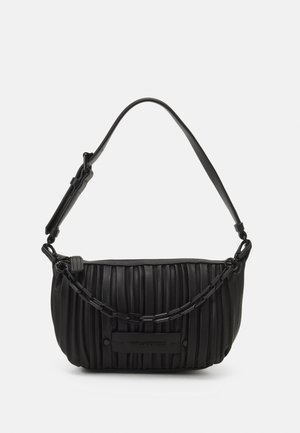 Schwarze plissierte Schultertasche mit verstellbarem Riemen und dekorativem Kettendetail, rechteckige Form und sichtbares Markenlabel vorne.