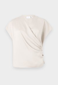 Haut beige à manches courtes avec un design portefeuille, présentant une texture douce et un détail froncé sur le côté, créant une silhouette fluide.